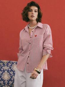 Poéselle Áo sơ mi nữ tay dài in sọc, túi vá, cài cúc phía trước, kiểu dáng thường ngày, màu đỏ trắng kẻ sọc, thêu hình trái tim, áo kiểu cho mùa xuân và ngày Valentine, áo sơ mi kẻ sọc đỏ, Valentine, phong cách Pháp. - Đỏ và trắng - Xem 7