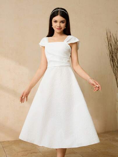 优雅高贵的白色压纹无袖吊带褶皱设计修身连衣裙，奢华柔软，适合少女穿着。