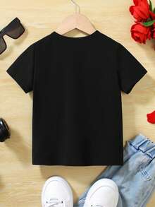 SHEIN GraphicGems 情人节男孩休闲时尚创意个性精致简约挖掘机图案心形经典标语印花休闲基础款舒适短袖T恤，充满情人节氛围，适合男孩在情人节穿着，波兰风格户外上衣。 - 黑色 - 查看 2