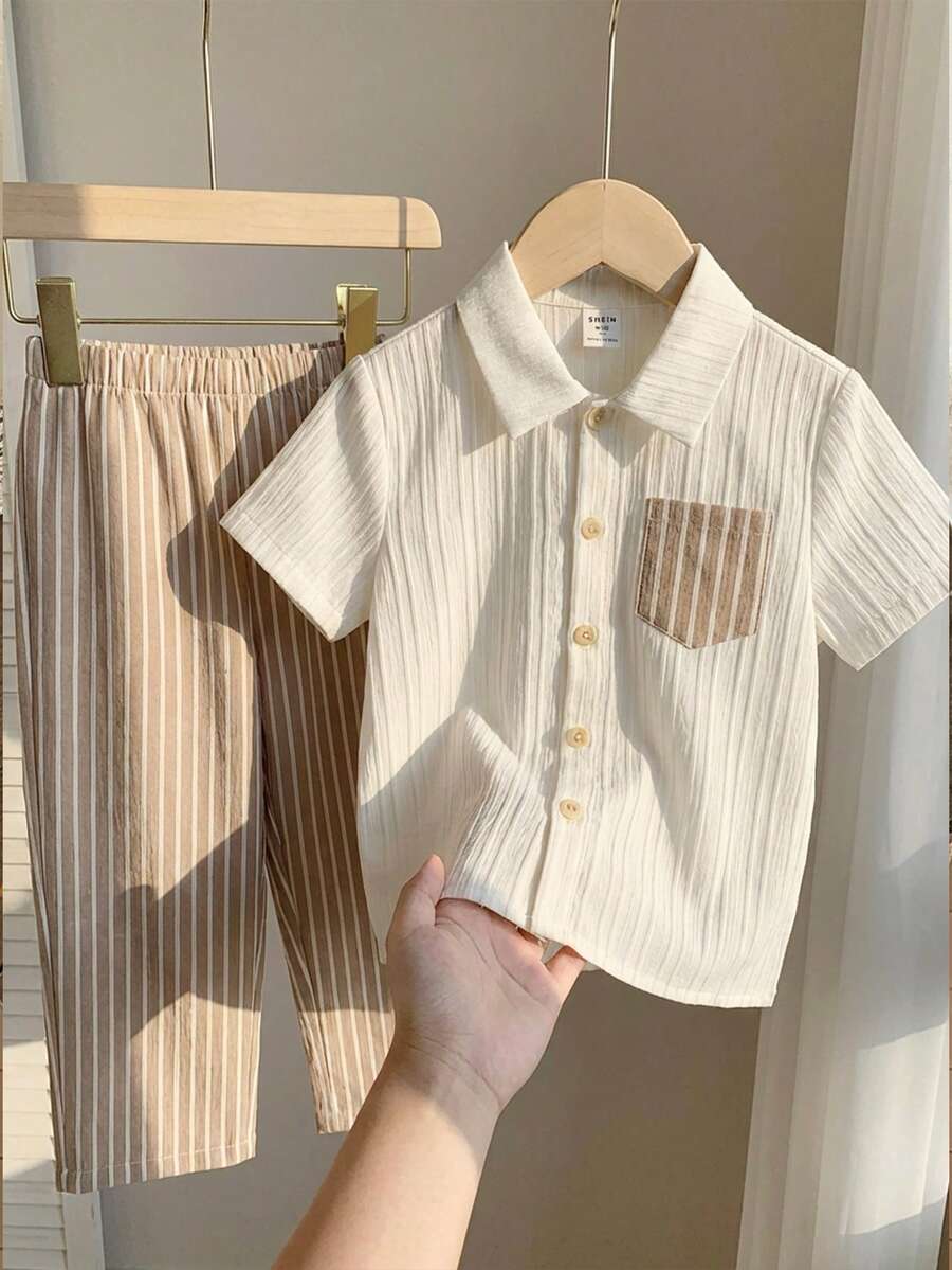 SHEIN 两件套儿童男童休闲百搭舒适波浪条纹 Polo 领开领短袖衬衫和短裤套装,适合通勤、上学、日常休闲、度假、旅行、运动、春夏穿着。 - 彩色 - 查看 1