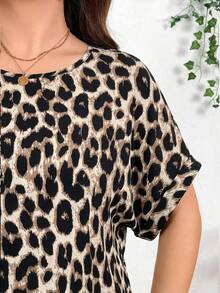 EMERY ROSE Camisa de manga corta con cuello redondo y estampado de leopardo para tallas grandes - Multicolor - Ver 4