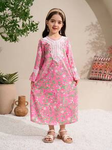 Sparklyn Váy Abaya họa tiết hoa phong cách Trung Đông cho bé gái với cổ áo vàng và tay chuông. Thiết kế họa tiết hoa tinh xảo toát lên vẻ thanh lịch và bí ẩn, khiến trang phục của bé gái thêm phần độc đáo. Thiết kế hoa cổ áo vàng tinh tế tạo điểm nhấn sang trọng, nâng tầm phong cách tổng thể và khiến chiếc váy thêm duyên dáng và tinh tế. Chiếc váy vẫn giữ được nét thanh lịch, đồng thời giúp bé gái thoải mái trong các hoạt động. - Hồng - Xem 3