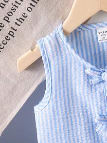 SHEIN Genkimix Kids 2 件套女童休闲套装 - 条纹蝴蝶结装饰荷叶边下摆吊带背心和裤子 - 彩色 - 查看 5