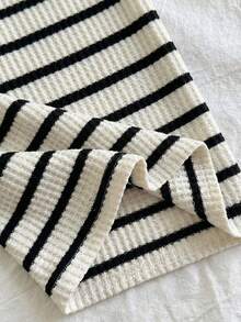 SHEIN Girlism 少女休闲度假街头风不对称肩部纹理针织提花条纹修身短款T恤和配套直筒针织条纹裤套装，返校季穿搭，红白条纹 - 黑與白 - 查看 4