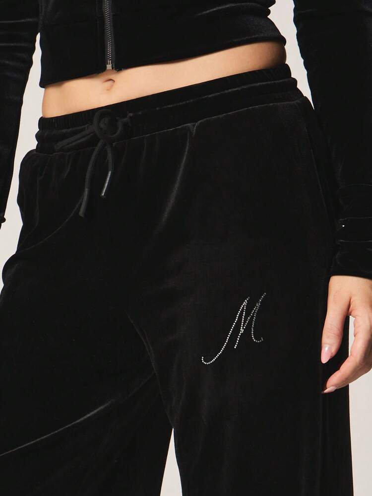 MISSGUIDED Pantalones jogger de pierna ancha de terciopelo lujoso con letras de strass, ajuste relajado y casual, perfectos para relajarse y días de invierno acogedores