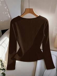 GlowEve CURVE 大码女式金属扣装饰方领长袖修身T恤，适合秋冬季穿着 - 棕色 - 查看 2