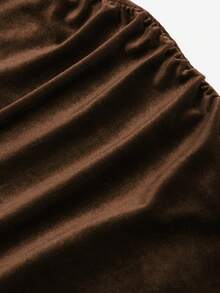 Sweetra 1件纯色丝绒露肩褶皱修身开衩连衣裙，适合新年假日派对穿着，酒红色长款女装 - 棕色 - 查看 3