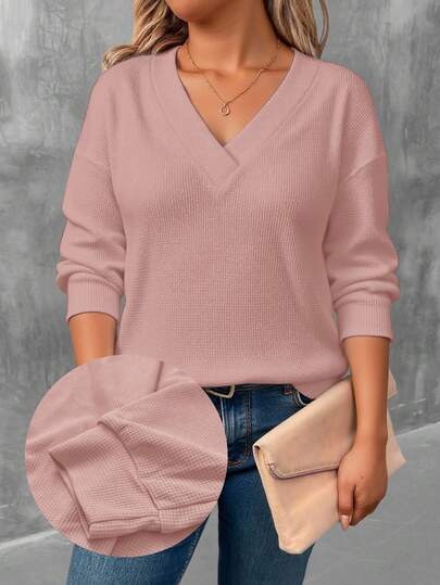 EMERY ROSE חולצת טי עם צווארון V, כתף נפתחת, במידות גדולות לנשים, צבע אחיד