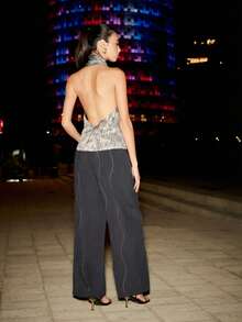 Nöista Chiếc quần đen thanh lịch này có kiểu dáng ống rộng thoải mái, được nhấn nhá bằng những họa tiết sóng đính sequin tinh tế. Hoàn hảo cho những buổi tối nghỉ xuân, trang phục sinh nhật cho các bữa tiệc hoặc những bộ trang phục trang nhã trong các dịp lễ hội, chúng kết hợp sự thoải mái và tinh tế trong bộ sưu tập trang phục nghỉ xuân dành cho nữ. - Màu xám đen - Xem 2