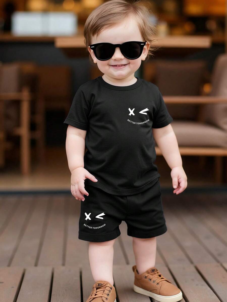 SHEIN Playful Pals 2件套男婴时尚酷炫可爱人脸字母印花短袖T恤和短裤套装，适合夏季外出，黑色T恤套装 - 黑色 - 查看 1