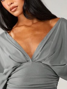 MISSGUIDED Top corto con fruncido delantero en color salvia, cuello en V profundo y mangas cortas para uso casual - Gris - Ver 6