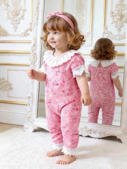SHEIN Baby Girls' Ditsy Floral Ruffled Short Sleeve Romper, Spring/Summer Lace Trim Cute Romper, Traditional Arabic Baby Outfit, Suitable For Holidays, Parties Or Everyday Wear