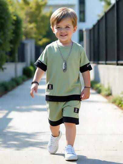SHEIN 男童二合一字母拼接短袖圆领T恤短裤套装，带徽章，适合夏季穿着。红色男童套装，适合儿童度假、旅行、放松、日光浴、夏季穿着。