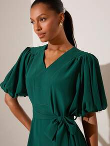 Lilora Damen einfarbiges Kleid mit V-Ausschnitt, kurzen Puffärmeln, Taillenbindung und eleganter Knielänge - Grün - Übersicht 2