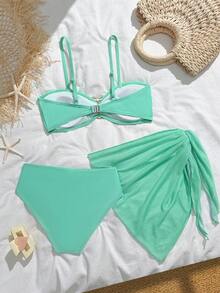 SHEIN 少女比基尼套装：这款时尚的浅绿色泳装套装包含一件网纱针织无肩带上衣、一条肩带和一条网纱裙。这套三件式泳衣包括一条金属无肩带上衣、一条三角裤和一条网纱裙。它时尚、休闲、优雅、淑女。适合游泳、夏季度假、夏季海滩、海边泳池和夏季派对。少女泳装 绿色简约比基尼套装 女孩沙滩套装 - 薄荷綠 - 查看 3