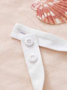 白色海星吊带露脐上衣 | 短款褶皱修身可拆卸蝴蝶结上衣，适合少女穿着，轻盈的短款廓形，饰有海星图案和珍珠链 | 甜美的海洋元素增添精致感，吊带设计搭配可拆卸蝴蝶结 | 灵活百搭，可调节褶皱修身面料 | 贴合身形而不紧绷，舒适又时尚