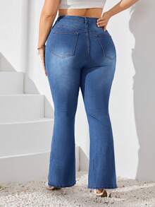 Selenza 大码女式花卉刺绣口袋优雅喇叭牛仔裤 - 淺色水洗藍 - 查看 2