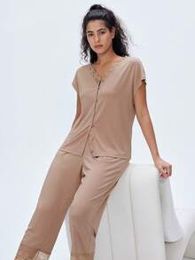 LUVLETTE 夏季超柔软天丝™莫代尔蕾丝优雅拼接纽扣透气睡衣套装，女士家居服套装，女士内衣 - 卡其色 - 查看 7