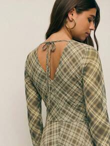 Nöista Đầm dài tay kẻ caro với phần eo xếp ly tôn dáng, mang đến vẻ ngoài thanh lịch và đa năng, phù hợp cho trang phục nghỉ xuân của phái nữ; đủ lịch sự để mặc đi làm, tinh tế để dự đám cưới và hoàn hảo cho trang phục sinh nhật, các sự kiện trang trọng và phong cách phối đồ theo mùa. - Màu xanh Ô liu - Xem 5