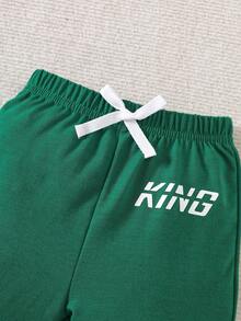 SHEIN Playful Pals مجموعة من قطعتين لأطفال الحضانة: بلوزة كاجوال بأكمام قصيرة وطباعة حرفية وياقة دائرية، وبنطلون بخصر مطاطي، مناسبة للاستخدام اليومي الكاجوال للأولاد، ملابس أطفال، للخريف، مناسبة لأولاد عمر 3 سنوات، ملابس أطفال الرضع والحضانة، للخريف - أخضر داكن - مشاهدة 7