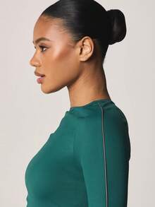 MISSGUIDED 翡翠绿长袖修身运动上衣，撞色滚边细节，圆领设计，适合训练、健身、跑步等运动穿着。 - 綠色 - 查看 5