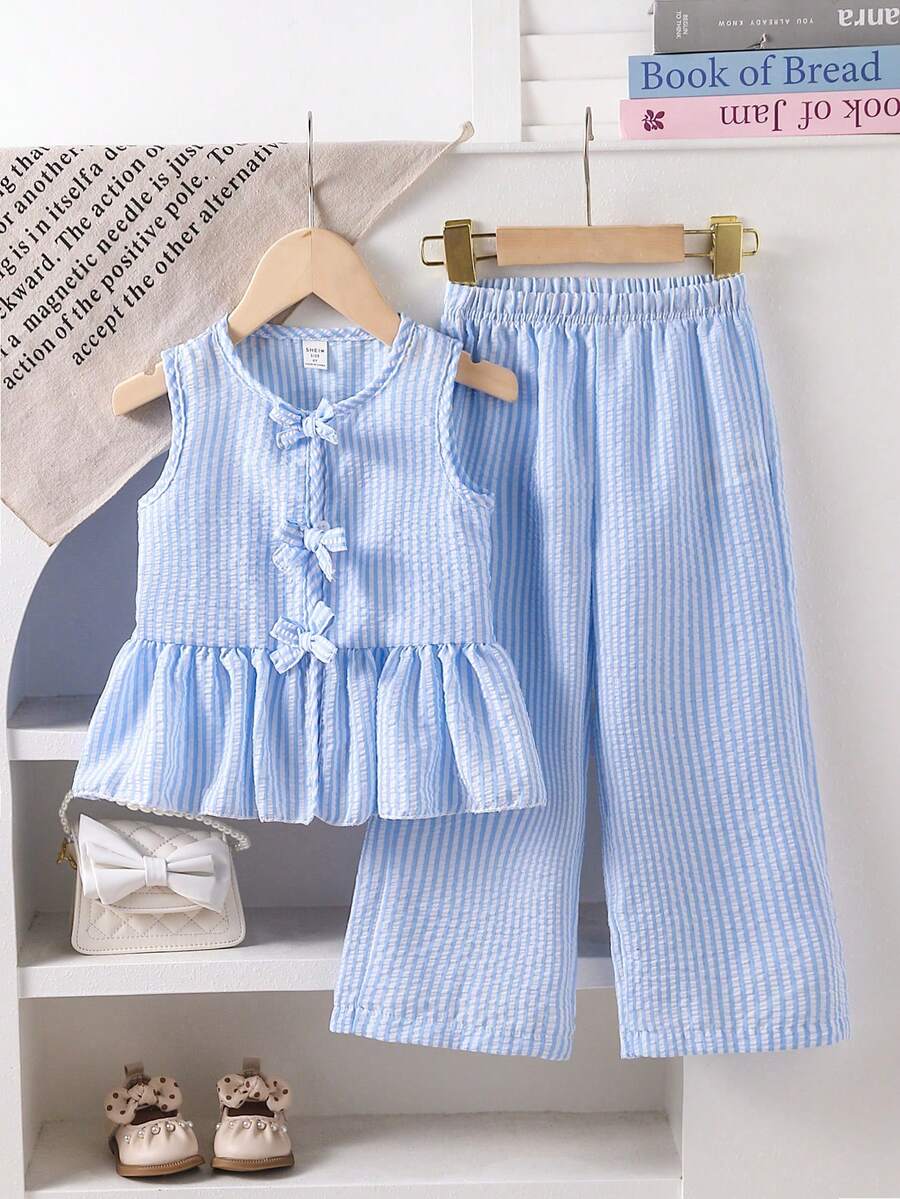 SHEIN Genkimix Kids 2 件套女童休闲套装 - 条纹蝴蝶结装饰荷叶边下摆吊带背心和裤子 - 彩色 - 查看 1