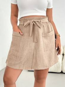SHEIN Essnce 大码女装春夏时尚休闲宽松舒适日常清凉轻薄面料弹力腰带短裙裤，带口袋，适合度假、波西米亚风、欧洲夏季、飘逸短裤、舒适短裤、机场休闲、百慕大短裤等风格。 - 卡其色 - 查看 4
