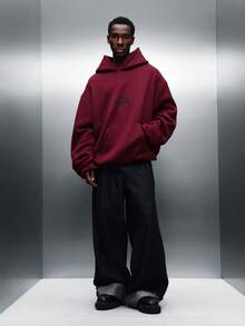 PLAYBOY X SUMWON 酒红色宽松套头连帽衫，配有前中口袋和抽绳帽，适合秋冬季休闲街头风穿着。 - 中紫紅色 - 查看 3