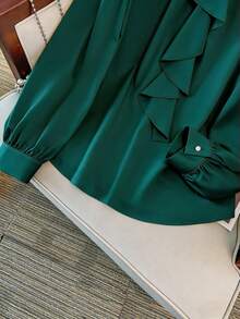 GlowEve CURVE 大码女士优雅立领荷叶边花卉系带纯色缎面长袖衬衫，职业通勤装 - 墨綠色 - 查看 3