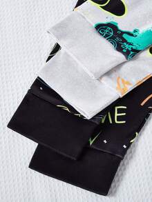 Conjunto de 2 pijamas estilosos para adolescentes, modelo gamer, com modelagem justa. O conjunto preto possui estampa de controle de videogame, enquanto o conjunto branco apresenta detalhes coloridos de controle de videogame. Confeccionados em tecido de malha elástica, proporcionam conforto e são ideais para relaxar e atividades leves, refletindo a vibe jovem dos eSports. - Multicolorido - Ver 9