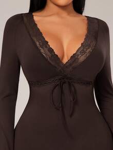 Radiana Robe moulante maxi en dentelle marron chocolat élégante et sexy pour femmes, robe longue ajustée à manches longues et col en V, convient pour les sorties, les fêtes, les cocktails, les galas, les concerts, les anniversaires, les vacances et les occasions formelles. Fabriquée dans un tissu tricoté très extensible pour épouser les courbes. - Marron fonçé - Voir 7