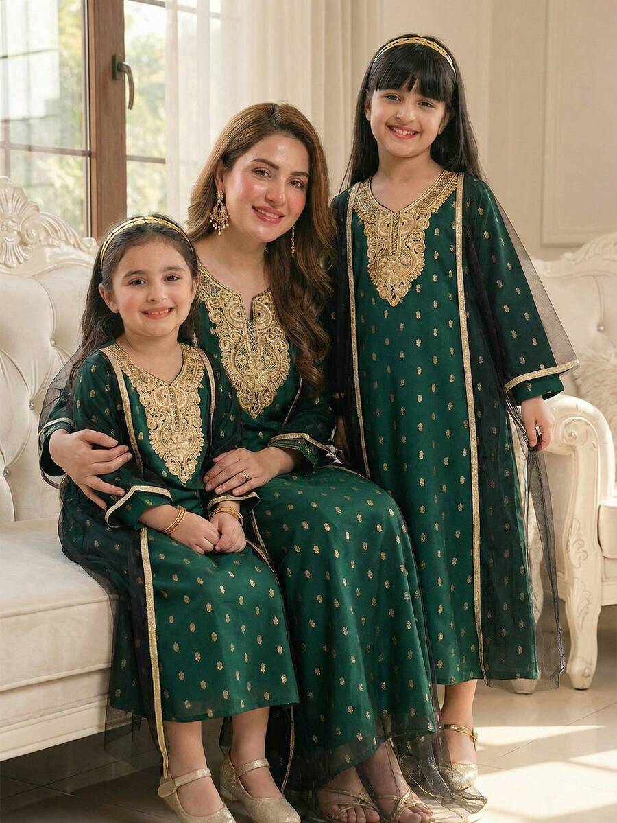 SHEIN 这款中东宫廷风格红色连衣裙套装，采用精致面料，饰以金色刺绣和亮片点缀，尽显奢华传统风范。套装包含一件黑色网纱披肩，适合宗教仪式或盛大庆典穿着。面料厚度适中，适合春秋季节穿着。 - 墨綠色 - 查看 1