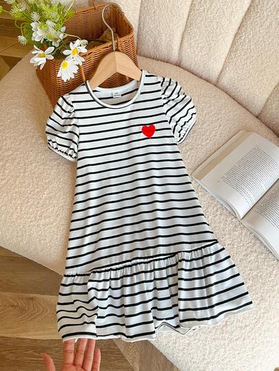 Genkimix Kids Vestido de niña con estilo coreano simple, de manga abullonada, con rayas blancas y negras, volantes en el bajo y decoración bordada de corazón, para uso diario en primavera y verano