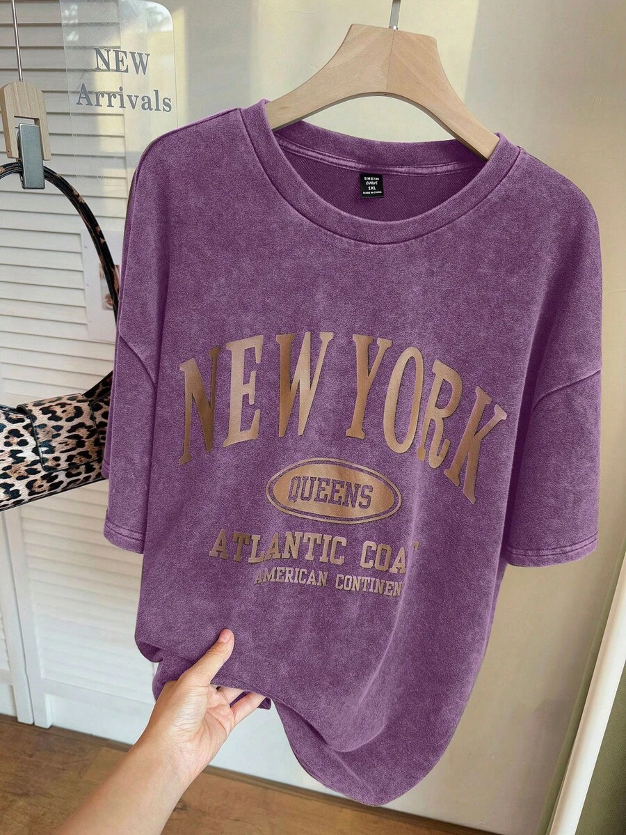 SHEIN EZwear 大码女式纽约图案T恤,大码街头风90年代休闲简约图案圆领短袖宽松T恤,酸洗复古针织做旧柔软面料,适合春夏穿着,浅紫色 - 淡紫色 - 查看 1