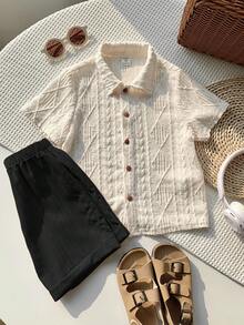 SHEIN 两件套男童休闲学院风纯白色镂空针织柔软圆领短袖开衫上衣搭配卡其色撞色束口短裤，适合春夏日常穿着、上学、旅行、度假、派对等场合。 - 黑與白 - 查看 6