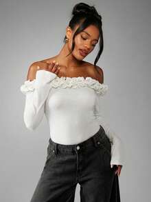 MISSGUIDED 露肩荷叶边长袖连体衣，一字领口修身款，饰有花卉贴花细节 - 奶油色 - 查看 3