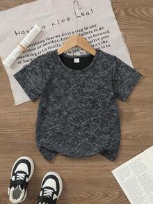 Genkimix Kids Top de manga corta para niños, camiseta de manga corta de cuello redondo de ajuste holgado para niños pequeños, color negro con estampado de copo de nieve desgastado y el número "56" impreso en la espalda, estilo callejero de moda y llamativo adecuado para el verano, salidas casuales, reuniones, uso diario para crear un aspecto fresco y elegante de niño pequeño - Negro - Ver 1