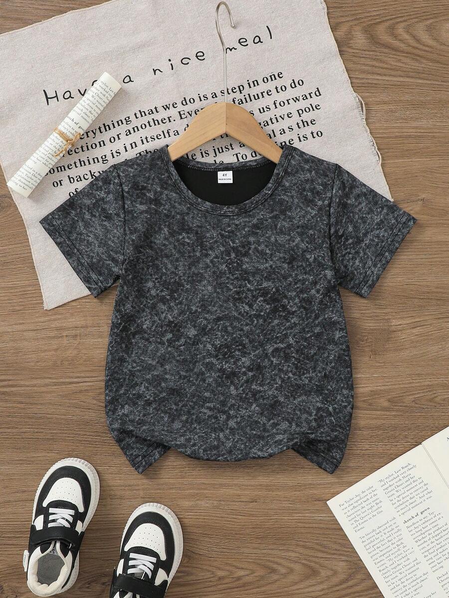 Genkimix Kids Top de manga corta para niños, camiseta de manga corta de cuello redondo de ajuste holgado para niños pequeños, color negro con estampado de copo de nieve desgastado y el número "56" impreso en la espalda, estilo callejero de moda y llamativo adecuado para el verano, salidas casuales, reuniones, uso diario para crear un aspecto fresco y elegante de niño pequeño - Negro - Ver 1