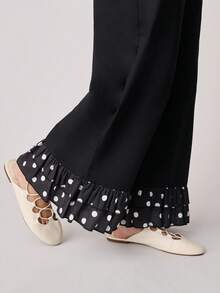 Nöista Pantalones de pierna ancha y cintura alta con bolsillos delanteros y volantes con estampado de lunares en el bajo. Estos pantalones combinan un estilo clásico con un detalle llamativo y divertido, ideales para la primavera, las vacaciones de primavera, la primavera, el estilo casual y la moda de vacaciones. - Negro - Ver 3