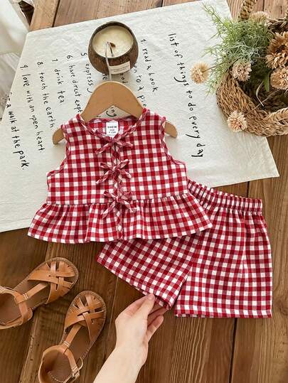 SHEIN LMoss Kids Conjunto lindo de chaleco con volantes y shorts con decoración de lazo a cuadros para bebé niña