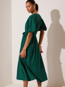 Lilora Damen einfarbiges Kleid mit V-Ausschnitt, kurzen Puffärmeln, Taillenbindung und eleganter Knielänge - Grün - Übersicht 4