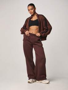 MISSGUIDED 直筒运动裤，采用弹性腰带和开衩裤脚设计，打造休闲日常舒适感。 - 咖啡棕 - 查看 3