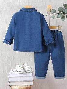 SHEIN Streecool Kids 这款男童时尚休闲长袖牛仔套装，采用简约宽松的翻领设计，正面饰有棕色压纹字母印花和实用小口袋，搭配舒适的休闲裤，尽显简约优雅。适合春秋季日常穿着、上学、旅行和休闲活动，是必备的牛仔单品。 - 深色水洗藍 - 查看 2
