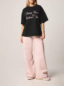 Missguided x Playboy Quần nỉ cạp chun có dây rút, họa tiết sọc bên hông và chữ in, kiểu dáng thoải mái để mặc ở nhà. - Màu Hồng baby - Xem 3