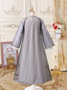 SHEIN Bộ váy áo đỏ kiểu cung đình Trung Đông dành cho bé gái, được làm từ chất liệu vải cao cấp với họa tiết thêu vàng và đính sequin, sang trọng và truyền thống, bao gồm cả áo choàng lưới màu đen, thích hợp cho các nghi lễ tôn giáo hoặc các dịp lễ lớn, nhẹ nhàng cho mùa xuân/hè/thu. - trắng - Xem 2