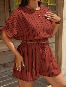 SHEIN LUNE 大码夏季度假休闲条纹蝙蝠袖上衣和短裤两件套 - 紅色 - 查看 1