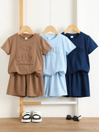 SHEIN Set de 8 piezas de camiseta de manga corta y pantalones cortos casuales y cómodos con estampado de letras en relieve para niños pequeños, adecuado para primavera/verano, uso diario, deportes, salidas, escuela, reuniones, vacaciones, sesiones de fotos, temporada de regreso a clases