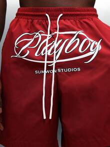 PLAYBOY X SUMWON Quần short nam in họa tiết logo chữ viết tay và có dây rút ở eo, thích hợp cho trang phục thường ngày mùa hè. - Đỏ - Xem 7