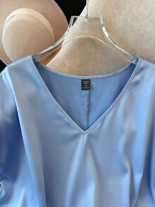 SHEIN CURVE+ Áo kiểu nữ cỡ lớn, màu trơn, chất liệu satin, cổ chữ V, xếp ly. - Màu xanh lam - Xem 6
