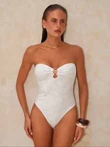 Swim Chiccia Maiô feminino branco com alças finas e detalhes vazados em conchas, estilo sexy, para o verão. - Branco - Ver 3